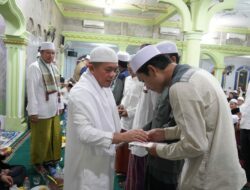 Al Haris Beri Santunan Kepada 449 Guru Ngaji