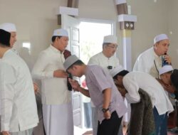 Bupati Tanjabbar Didampingi Wabup Sholat Bersama Di Masjid Syaikh Usman