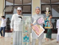 Bupati Tanjabbar Didampingi Wabup Serahkan Piala Bergilir Festival Arakan Sahur dan Takbiran