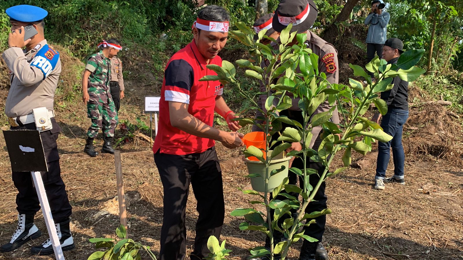Ketua DPRD Provinsi Jambi, Edi Purwanto bersama Polda Jambi melakukan penanaman bibit pohon di Danau Sipin, Kota Jambi, Rabu (23/8/23)