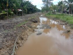 Pengerukan Sungai Parit 6 Desa Suak Samin Oleh PT.WKS Terkesan Asal Jadi Dan Tak Memuaskan