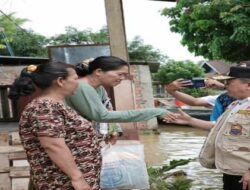 Tinjau Banjir di Sijenjang dan Seberang Kota Jambi, Gunakan Perahu Gubernur Al Haris Antar Bantuan ke Rumah Warga