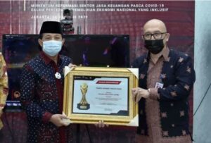 Fachrori Terima Penghargaan Anugerah TPAKD Award 2020