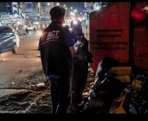 Operasi Orang Lapar, Bergerak Susuri Jalanan di Malam Hari Untuk Bagikan Nasi Bungkus Ala Relawan ACT