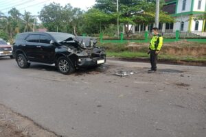 Mobil Dinas Bupati Merangin Tabrak Truk Batubara