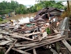 Satu Unit Rumah Warga dan Mushola di Tanjabbar Ambruk Akibat Longsor