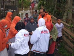 Terjang Banjir, PKS Sungai Penuh Bagikan Makanan untuk Warga