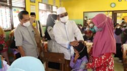 Bupati Tanjabbar Sambangi Vaksinasi di SD 032 Desa Kampung Baru