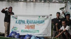 Susuri Sungai Batanghari Dengan Perahu,  ACT Jambi Serahkan 70 Paket Sembako untuk Warga Miskin Desa Rukam