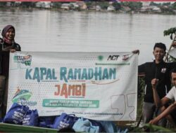 Susuri Sungai Batanghari Dengan Perahu,  ACT Jambi Serahkan 70 Paket Sembako untuk Warga Miskin Desa Rukam