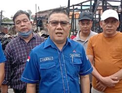 Ketua DPC Partai Demokrat Sambangi Lokasi Kebakarn dan Serahkan Bantuan