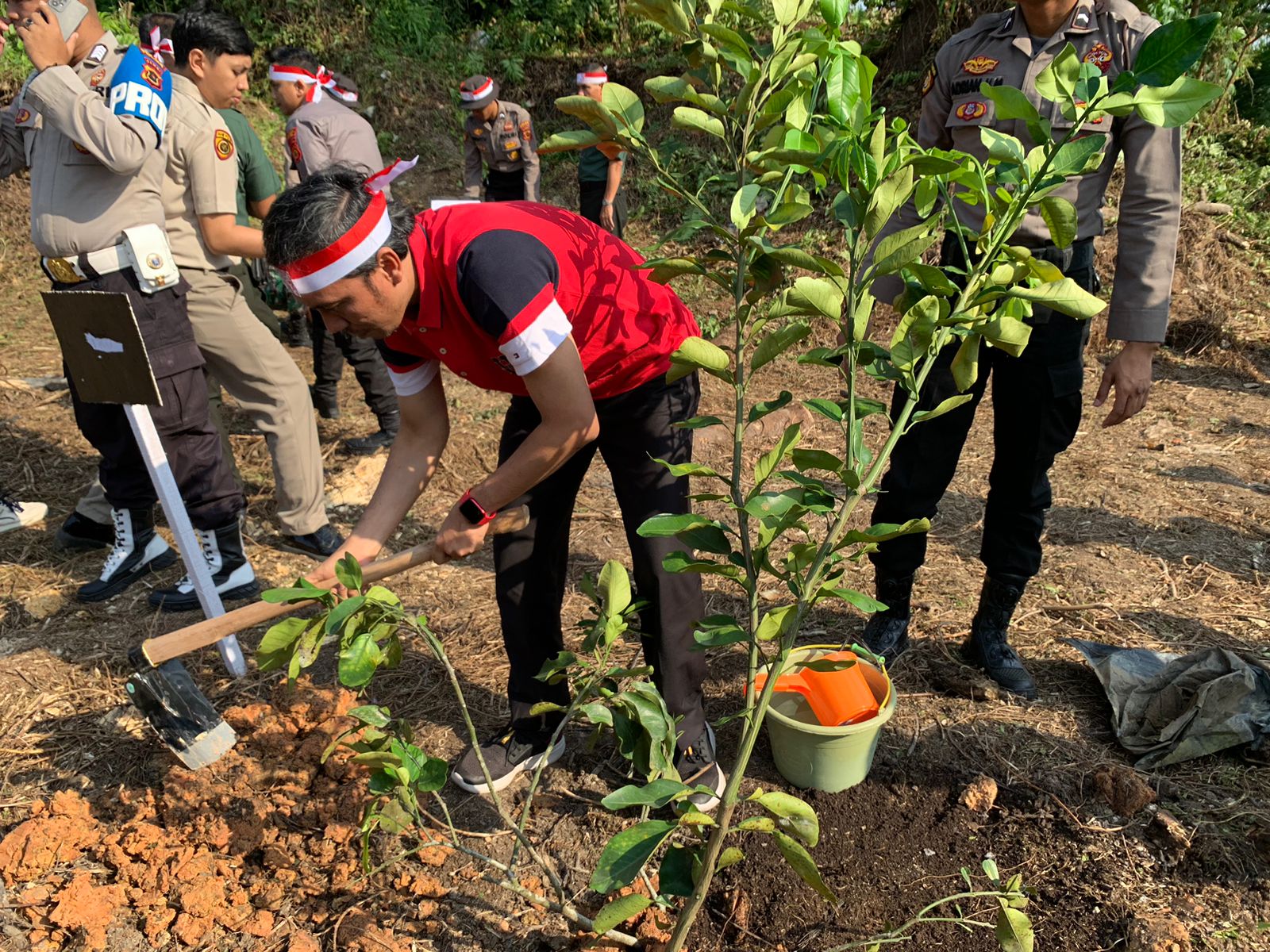 Ketua DPRD Provinsi Jambi, Edi Purwanto bersama Polda Jambi melakukan penanaman bibit pohon di Danau Sipin, Kota Jambi, Rabu (23/8/23)