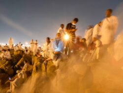 Ritual Puncak Haji di Gunung Arafat: Jamaah Muslim dari Seluruh Dunia Berkumpul untuk Ibadah dan Refleksi