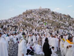 Puncak Haji, Ribuan Muslim Dunia Berkumpul di Bukit Suci Arafah