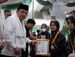 Gubernur Al Haris Berikan Hadiah Umroh Santri Hafidz 30 Juz Ponpes Nurul Jadid Singkut