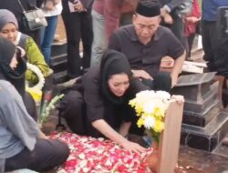 Tangis Histeris Ayu Ting-ting di Pemakaman Keponakannya