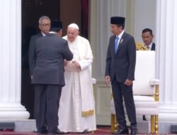 Jokowi Kenalkan Prabowo ke Paus Fransiskus di Istana