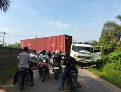 Truk Kontainer PT Superhome Lewat Batanghari, Jalan Desa Terancam Hancur