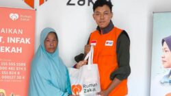 Rumah Zakat Berbagi Sembako kepada Lansia dan Pejuang Nafkah Jalanan