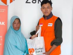 Rumah Zakat Berbagi Sembako kepada Lansia dan Pejuang Nafkah Jalanan