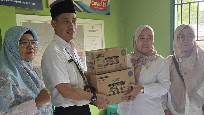 Dinkes Jambi Lakukan Pengecekan Kesehatan dan Salurkan Obat ke Warga Terdampak Banjir [SR28/Ist]