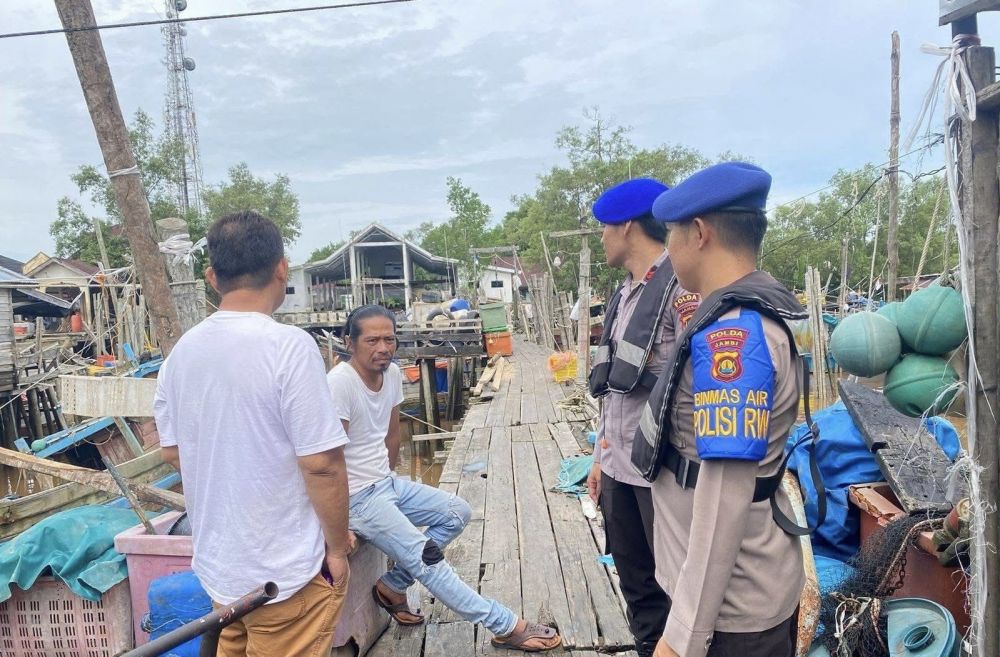 Personel Ditpolairud Polda Jambi Sosialisasikan Larangan Destructive Fishing kepada Nelayan di Kuala Tungkal [SR28/Ist]