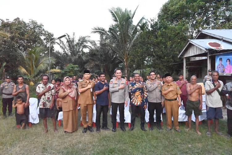 Polda Jambi Pererat Kemitraan dengan Suku Anak Dalam, Serahkan Bantuan Sosial di Sarolangun [SR28/Ist]