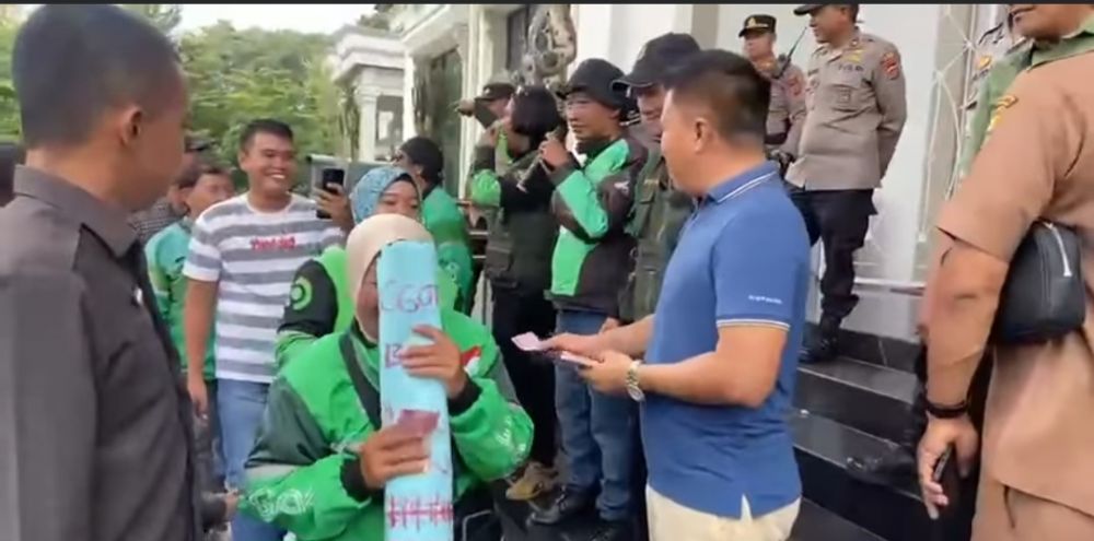 Temui Driver Ojol, Anggota DPRD Jambi Achamd Sarwani Serahkan Bantuan Tunai [SR28/Ist]