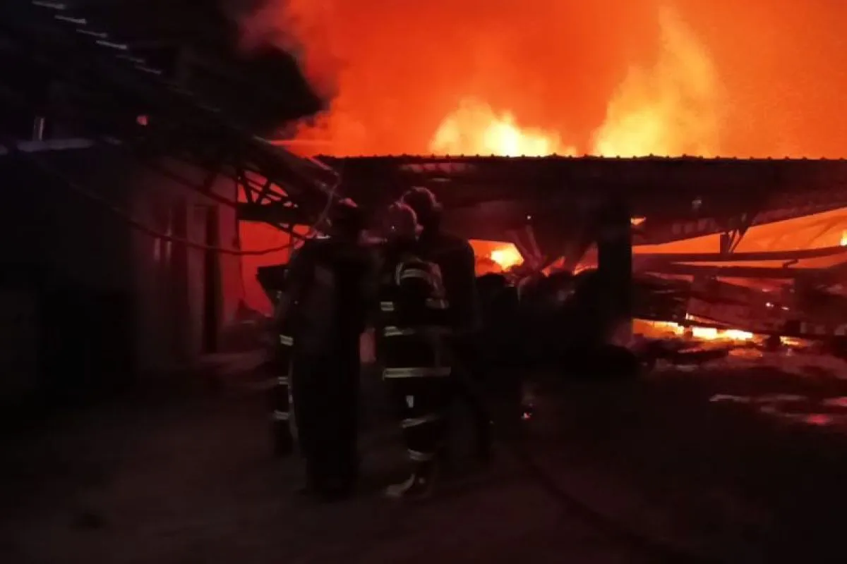 Gudang Oli di Kota Jambi Terbakar, Damkartan Kerahkan 35 Personel [SR28/Ist]