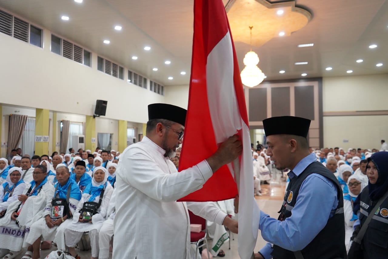 Sekda Jambi Lepas 445 Jemaah Calon Haji Kloter 18, Tekankan Niat Ikhlas dan Jaga Kesehatan [SR28/Ist]