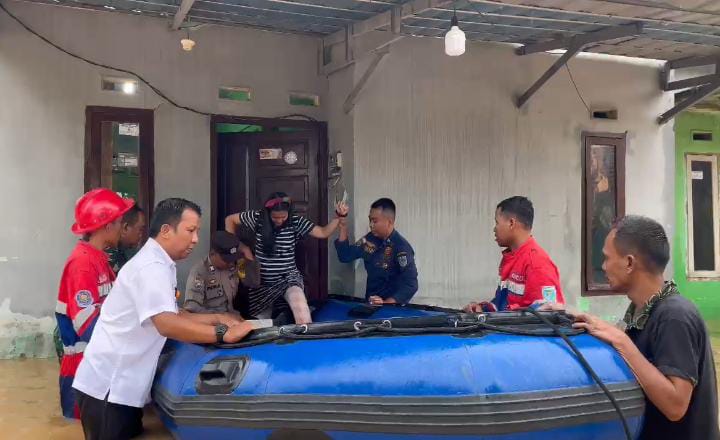 Ibu Hamil Terjebak Banjir di Jambi, Tim Evakuasi Berhasil Selamatkan Tanpa Luka [SR28/Ist]
