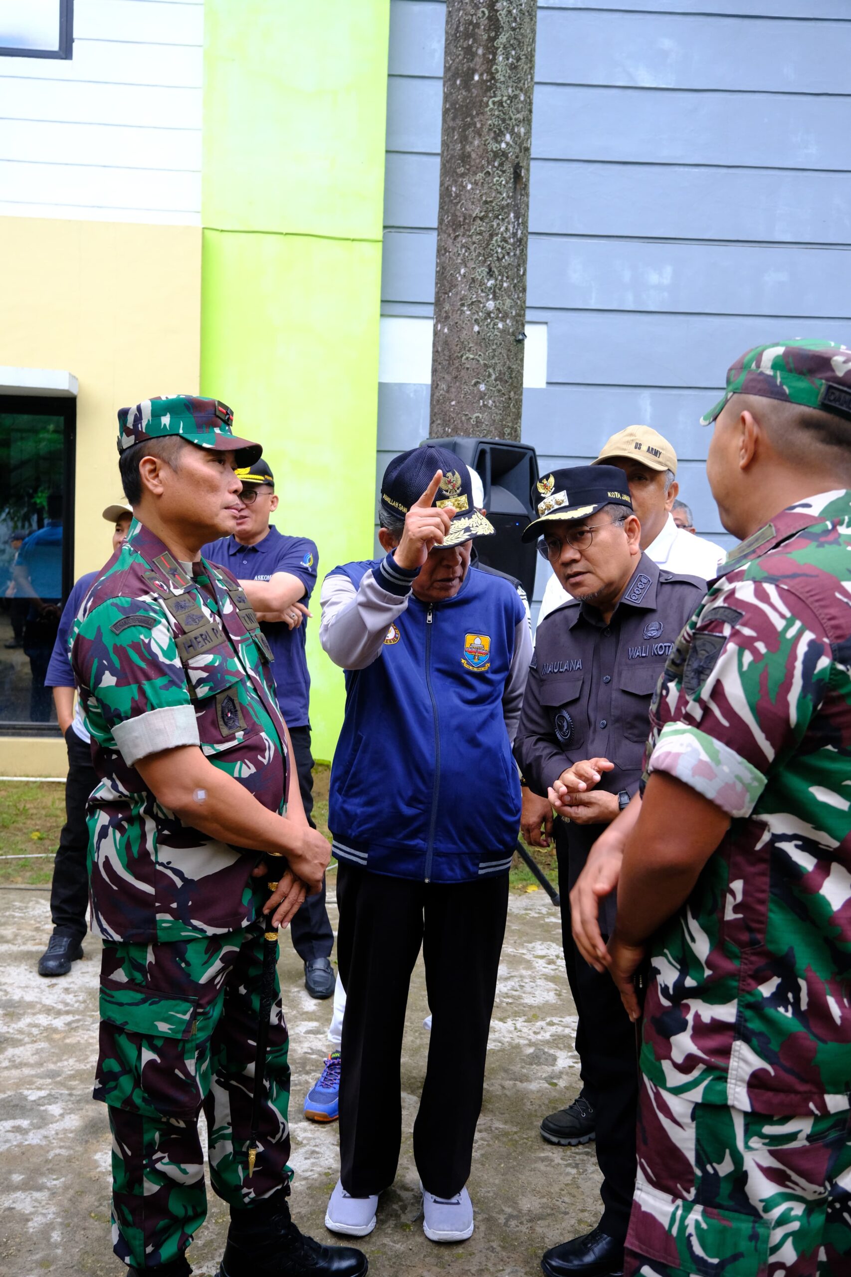 Wakil Gubernur KH Abdullah Sani bersama Danrem, Walikota dan Forkopimda melaksanakan kegiatan Karya Bakti Jum'at Bersih Makorem 042 GAPU di sepanjang di ruas jalan Pasar Talang Banjar Kota Jambi